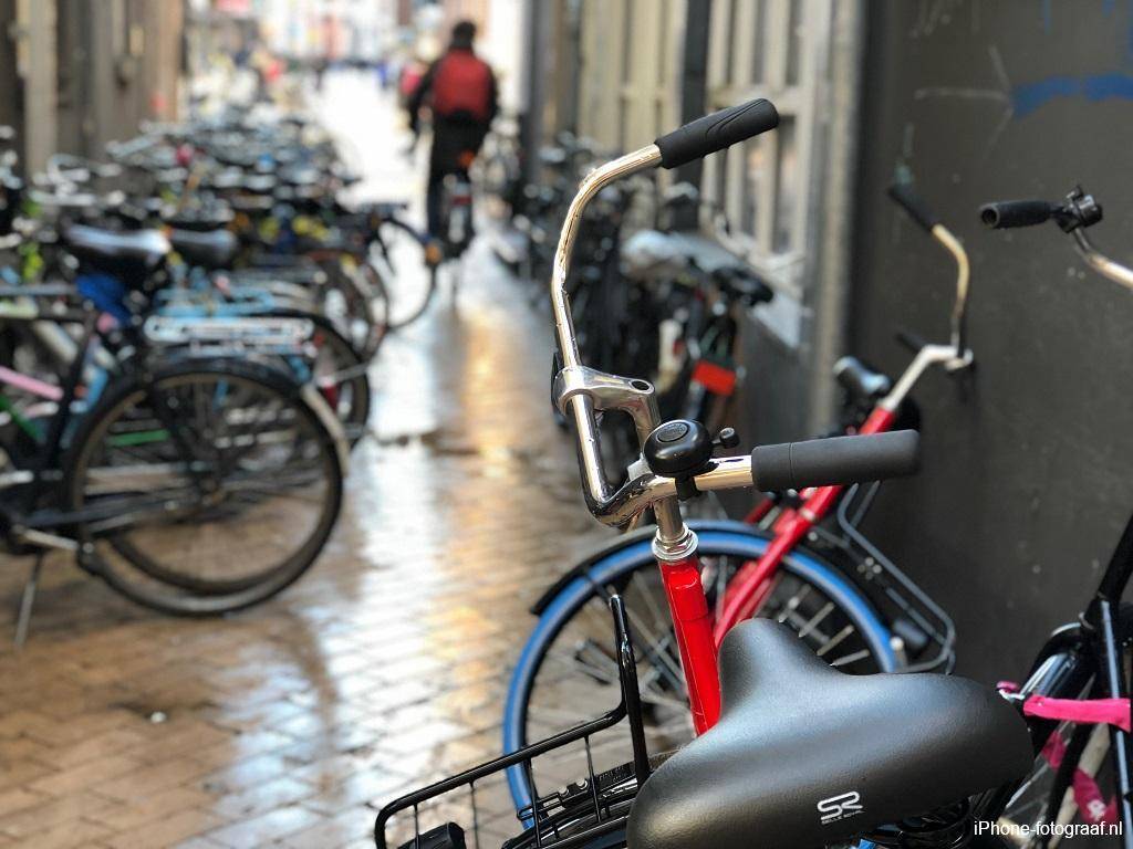 Een steeg met fietsen