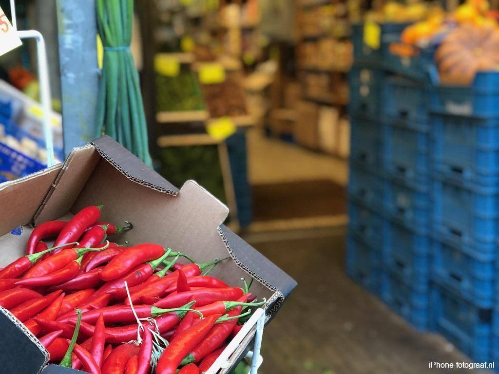 Een winkel met groenten en fruit