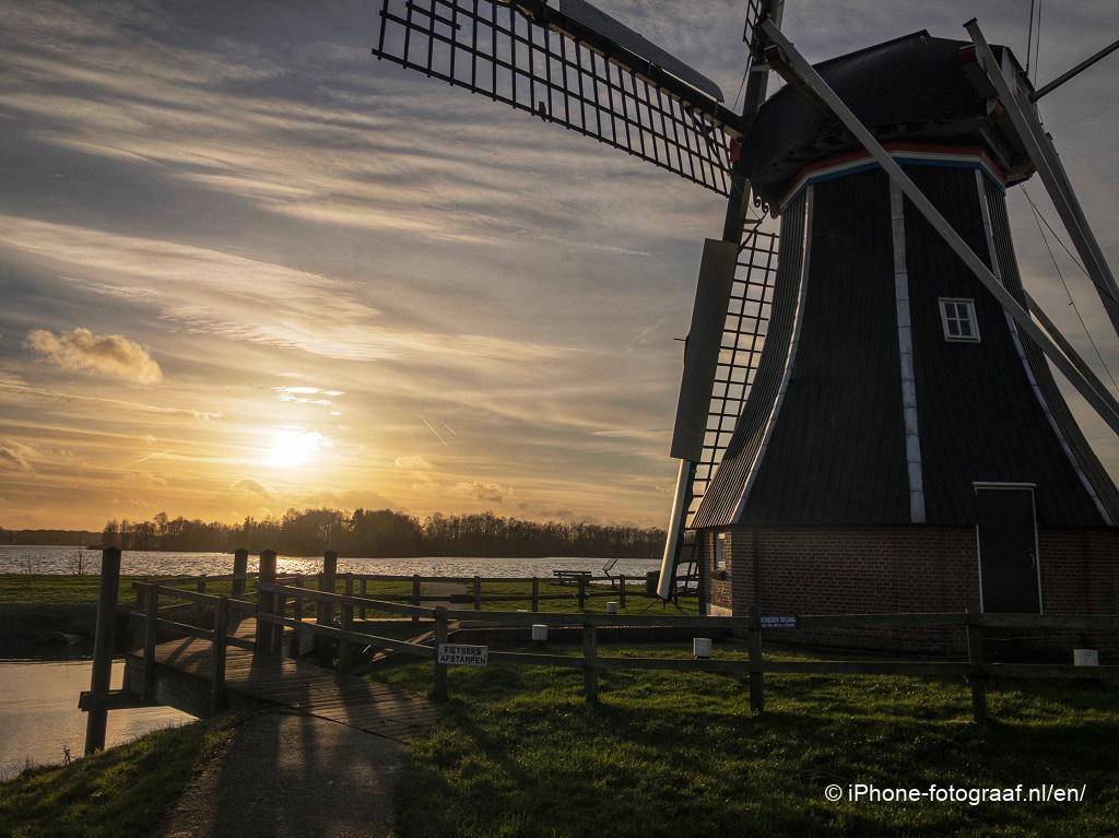 Windmolen met een lage zon