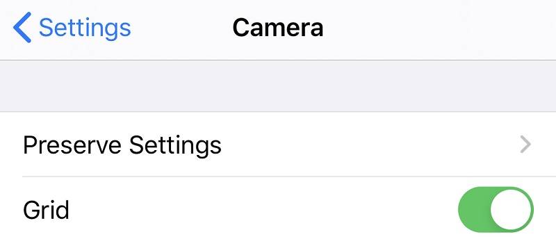Enable the grid in the settings of the iPhone camera-app
