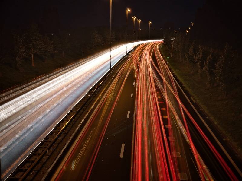 Light Trails van verkeer gefotografeerd met een iPhone.